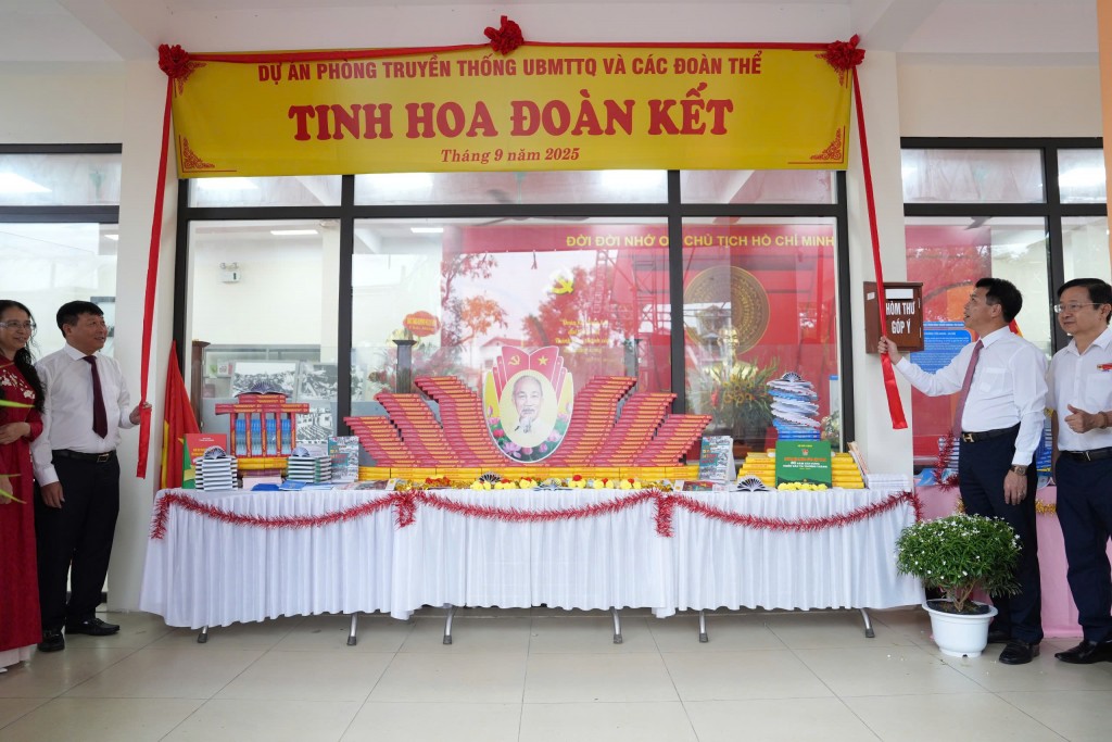Trước khi bắt đầu đại hội, các đồng chí lãnh đạo đã cùng tham quan 