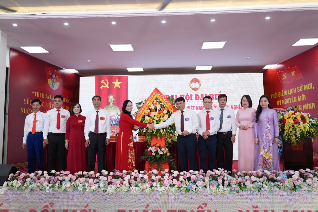 Đồng chí Phạm Anh Tuấn - Phó Chủ tịch Uỷ ban MTTQ Việt Nam TP Hà Nội và các đồng chí trong tổ chỉ đạo đại hội số 7 của Uỷ ban MTTQ TP Hà Nội chúc mừng đại hội