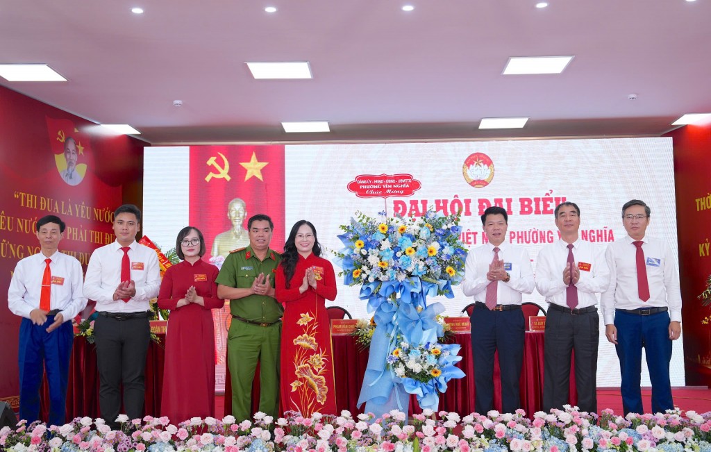 Các đồng chí lãnh đạo Đảng uỷ - HĐND - UBND phường Yên Nghĩa tặng hoa chúc mừng đại hội