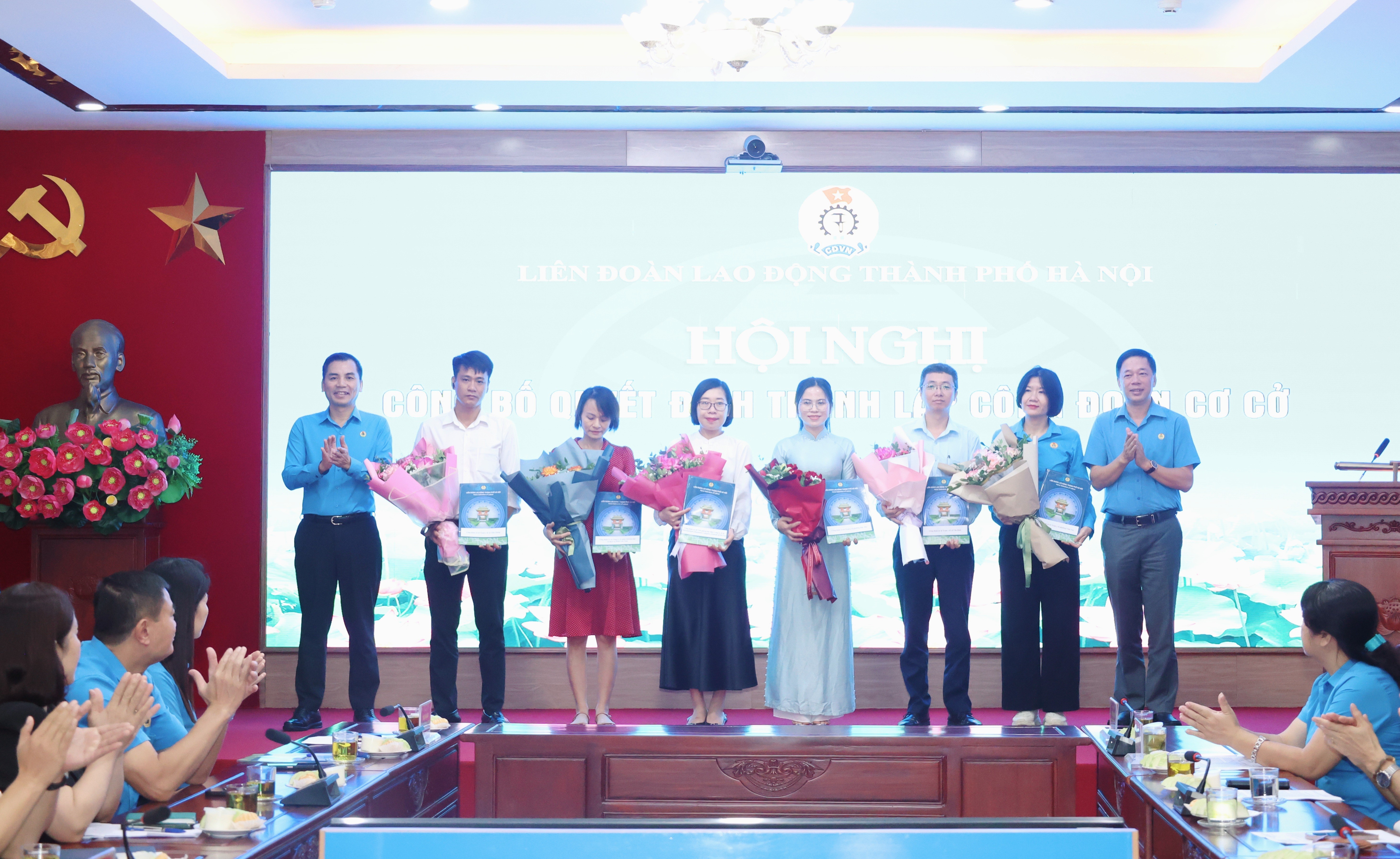 Trưởng ban Quan hệ Lao động Tổng LĐLĐ Việt Nam Tống Văn Băng và Phó Chủ tịch Thường trực phụ trách LĐLĐ thành phố Hà Nội Lê Đình Hùng trao Quyết định cho các Công đoàn cơ sở