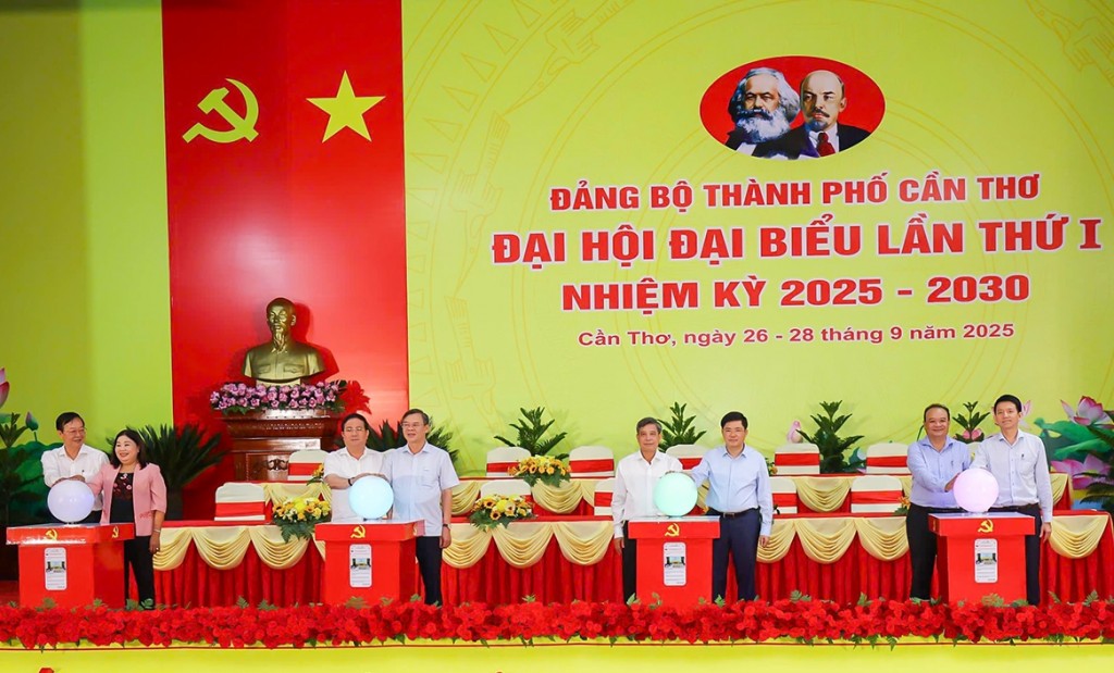 nghi thức ra mắt Trang thông tin điện tử và Chuyên mục Đại hội đại biểu Đảng bộ thành phố lần thứ I, nhiệm kỳ 2025 - 2030 trên ứng dụng (App) Cần Thơ Smart.