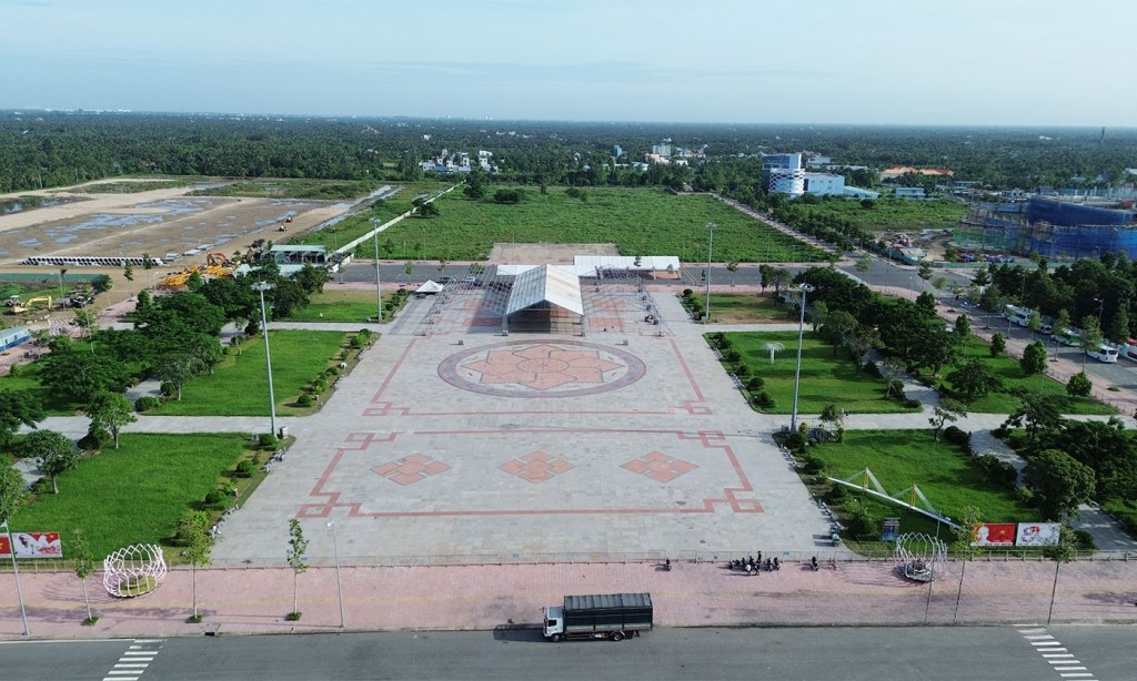 Triển lãm “Đồng Tháp – Hành trình khát vọng” trưng bày thành tựu kinh tế - xã hội tại Quảng trường Hùng Vương.