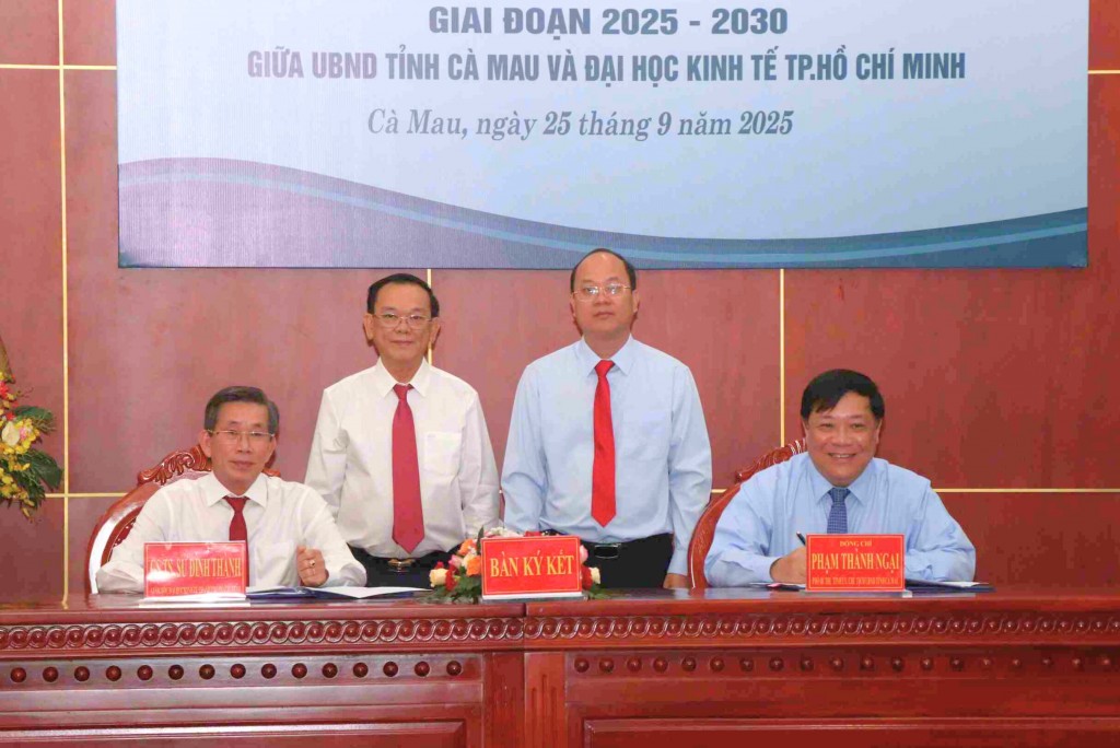 Bí thư Tỉnh uỷ Nguyễn Hồ Hải cùng GS.TS Nguyễn Đông Phong chứng kiến ký kết thoả thuận hợp tác toàn diện giai đoạn 2025-2030 giữa UBND tỉnh Cà Mau với Đại học Kinh tế TP Hồ Chí Minh.