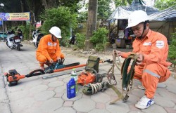 EVNHANOI chủ động bảo vệ lưới điện Thủ đô mùa mưa bão