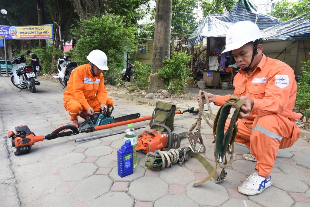   Công nhân EVNHANOI tiến hành kiểm tra kết phương tiện và dụng cụ tại hiện trường