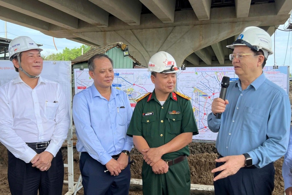 Phó Thủ tướng Mai Văn Chính đánh giá cao nỗ lực của các đơn vị thi công dự án Vành đai 3 TP Hồ Chí Minh. (Ảnh: A.L.)