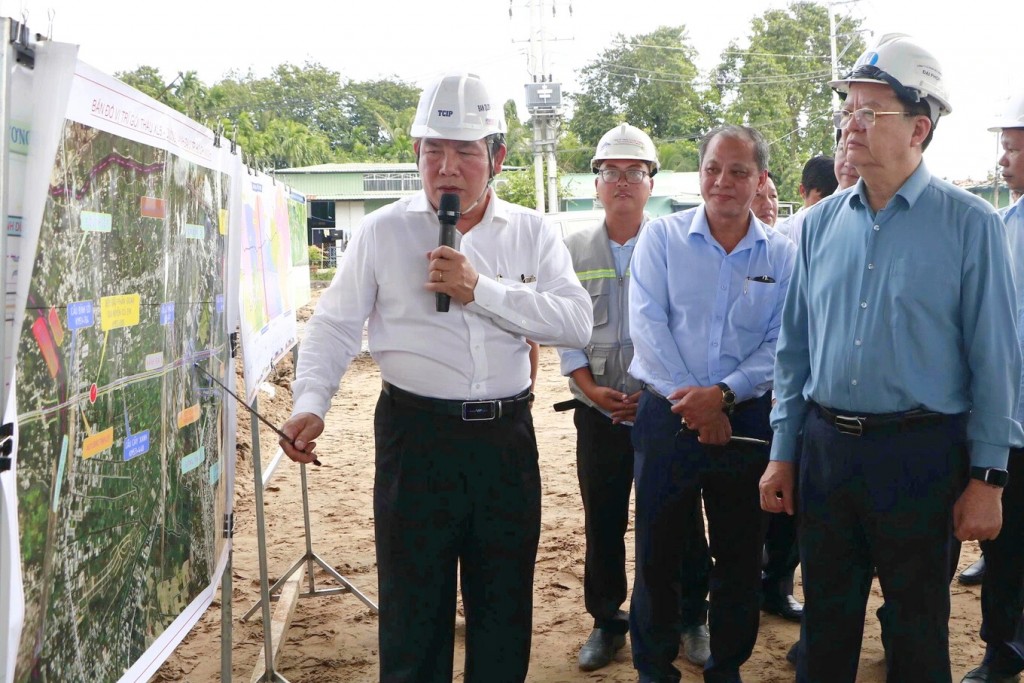 Phó Thủ tướng Mai Văn Chính kiểm tra, nghe báo cáo tiến độ dự án Vành đai 3 TP Hồ Chí Minh.
