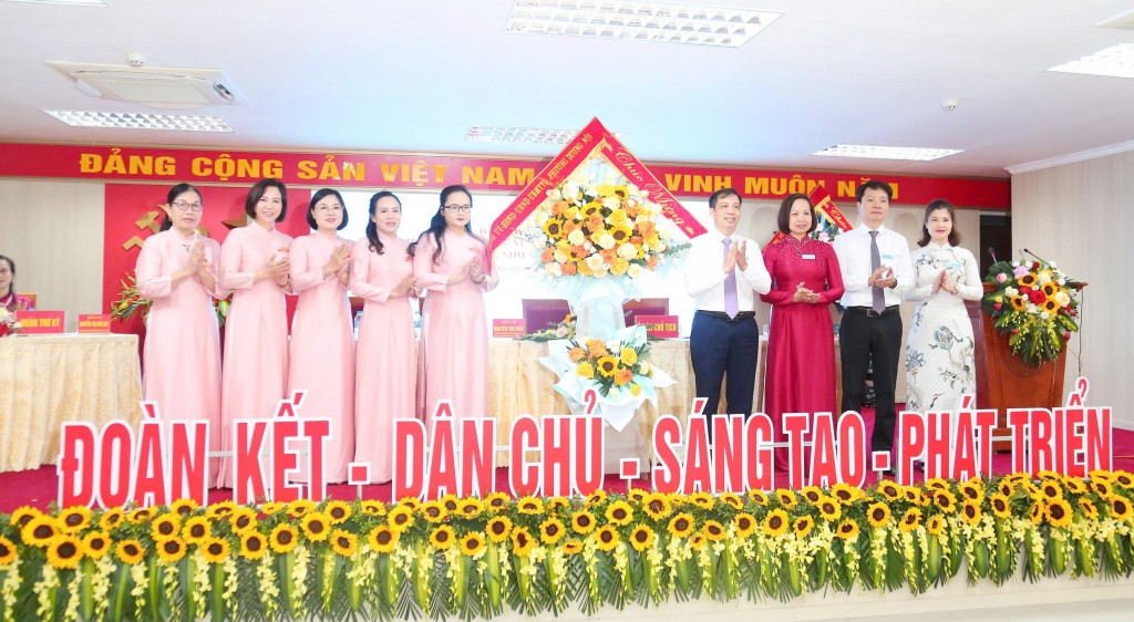 Các đồng chí lãnh đạo Đảng ủy - HĐND - UBND - Ủy ban MTTQ Việt Nam phường Dương Nội chúc mừng đại hội