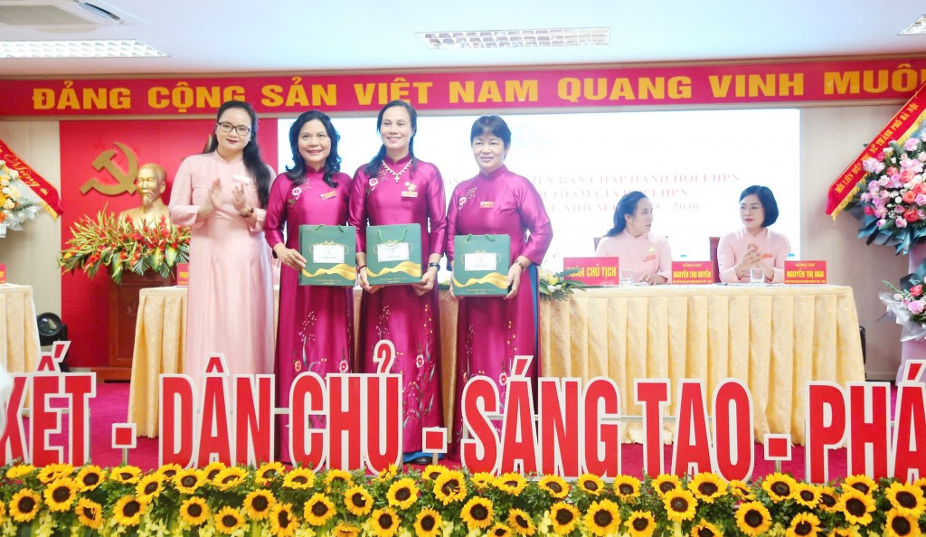 Đại hội tặng quà chia tay các đồng chí thôi không tham gia Ban chấp hành nhiệm kỳ 2025 - 2030