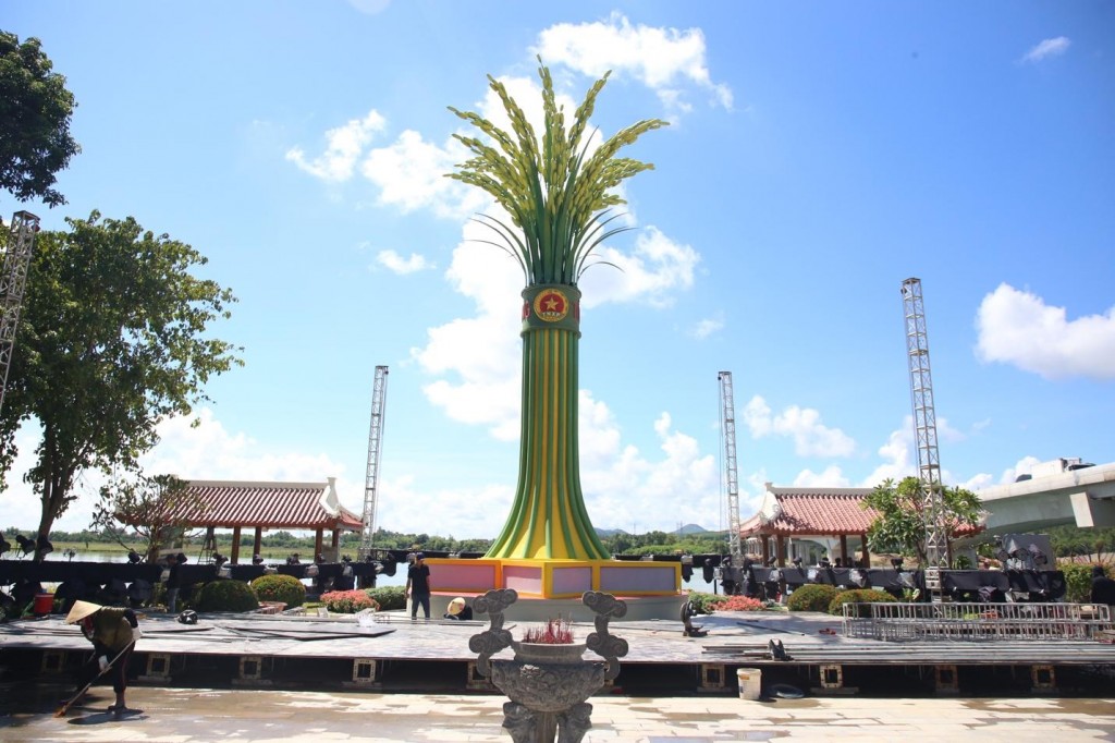 Điểm nhấn là Đài tưởng niệm mới, mô phỏng hình bó lúa gồm 16 bông cao 16 mét trên khối bệ hình ngôi sao