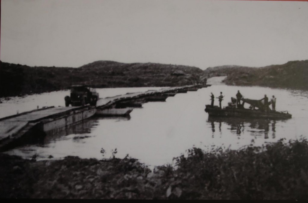 Cầu phao Long Đại, ảnh chụp năm 1972. (Ảnh tư liệu)