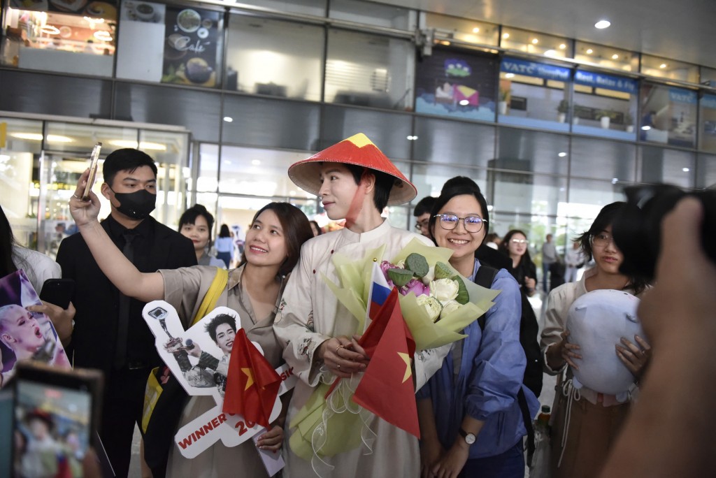 Đức Phúc rạng rỡ khi mang chiến thắng trở về Việt Nam