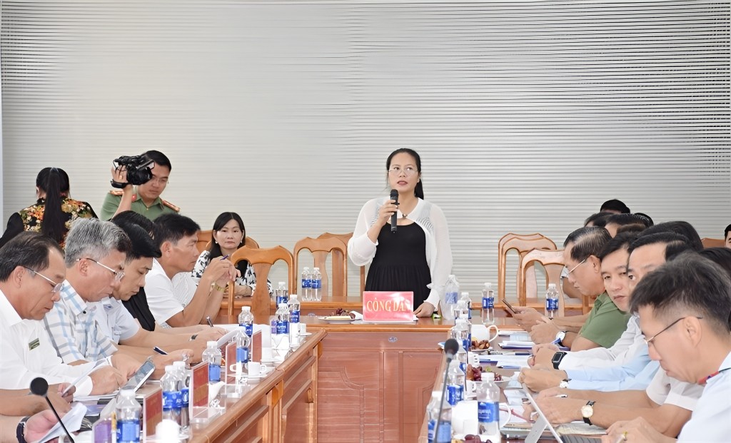 Công dân nêu ý kiến tại buổi đối thoại với lãnh đạo tỉnh Cà Mau. Công dân nêu ý kiến tại buổi đối thoại với lãnh đạo tỉnh Cà Mau.