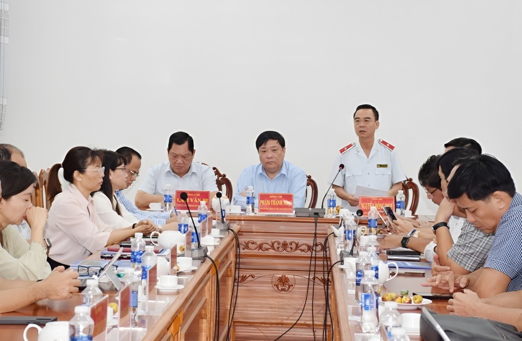 Trưởng Ban Tiếp công dân Trung ương Nguyễn Hồng Điệp phát biểu tại cuộc đối thoại ở Cà Mau. Trưởng Ban Tiếp công dân Trung ương Nguyễn Hồng Điệp phát biểu tại cuộc đối thoại ở Cà Mau.