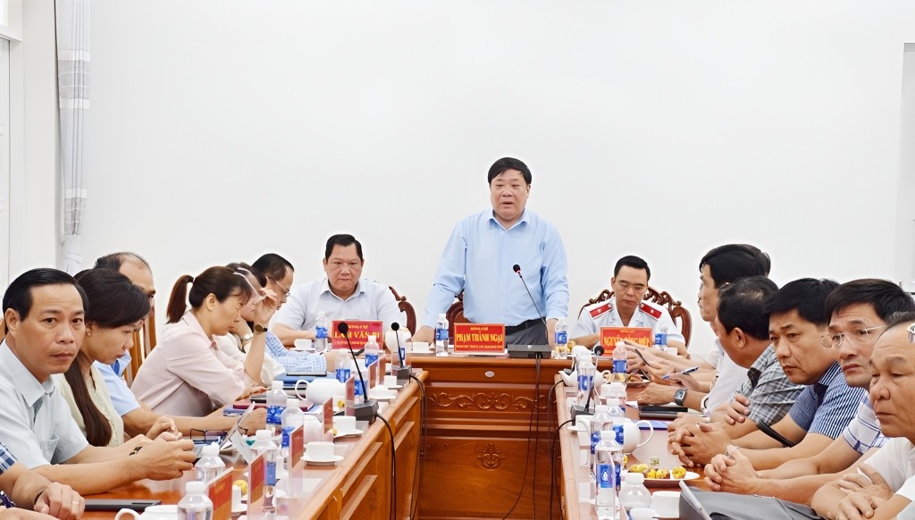 Chủ tịch UBND tỉnh Cà Mau Phạm Thành Ngại nhấn mạnh tinh thần minh bạch trong đối thoại. Chủ tịch UBND tỉnh Cà Mau Phạm Thành Ngại nhấn mạnh tinh thần minh bạch trong đối thoại.