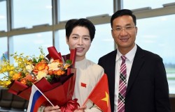 Đức Phúc rạng rỡ khi mang chiến thắng trở về Việt Nam