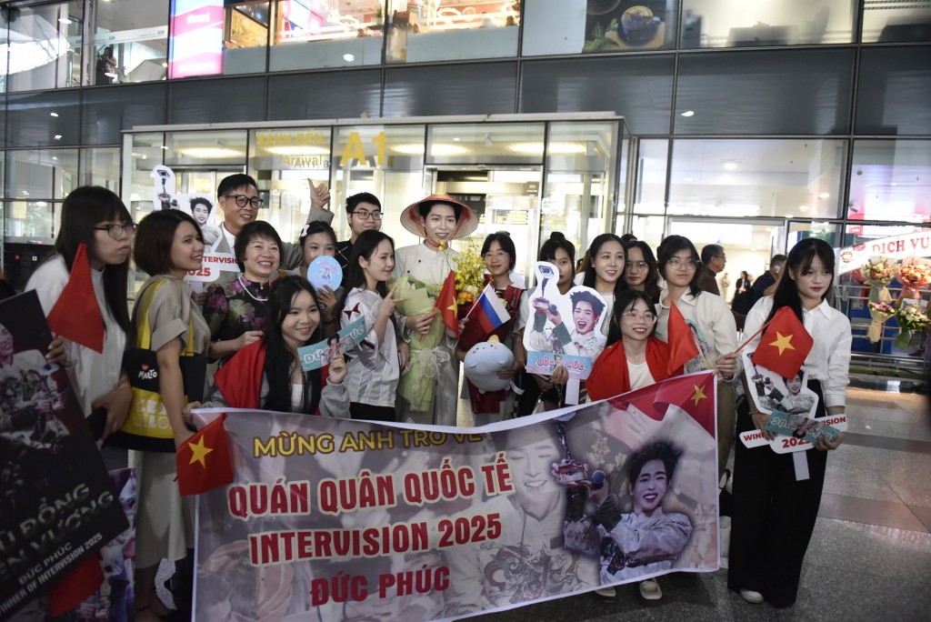 Đức Phúc rạng rỡ khi mang chiến thắng trở về Việt Nam