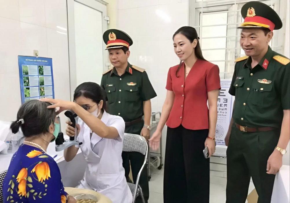 Các cán bộ của Bộ Tư lệnh Thủ đô thăm hỏi người cao tuổi đến thăm khám