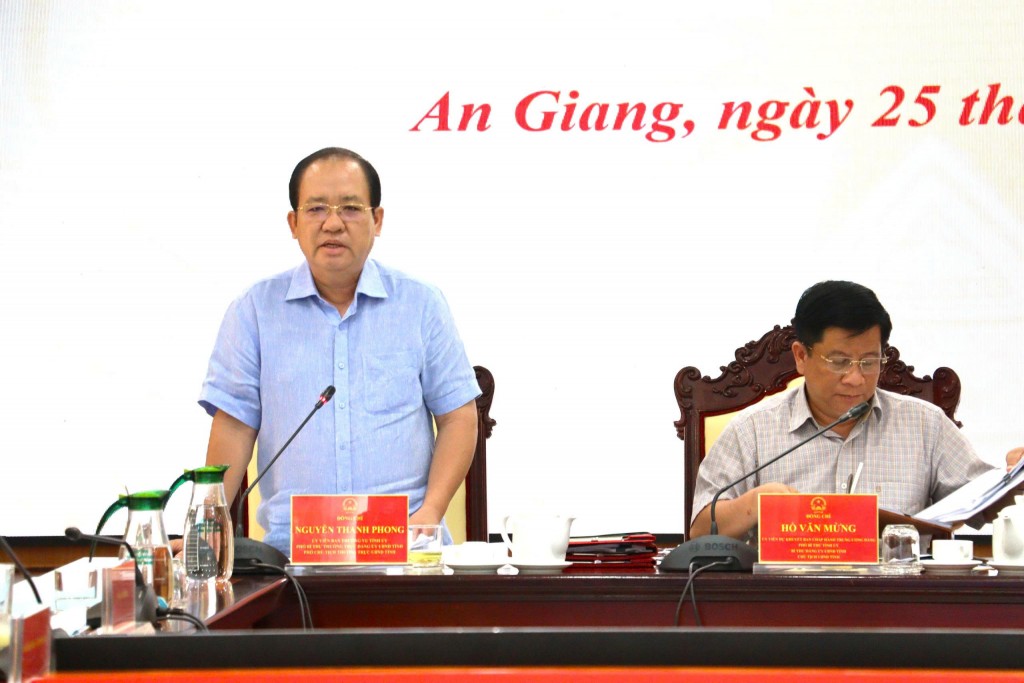 Ủy viên Ban Thường vụ Tỉnh ủy, Phó Chủ tịch Thường trực UBND tỉnh Nguyễn Thanh Phong phát biểu tại cuộc họp