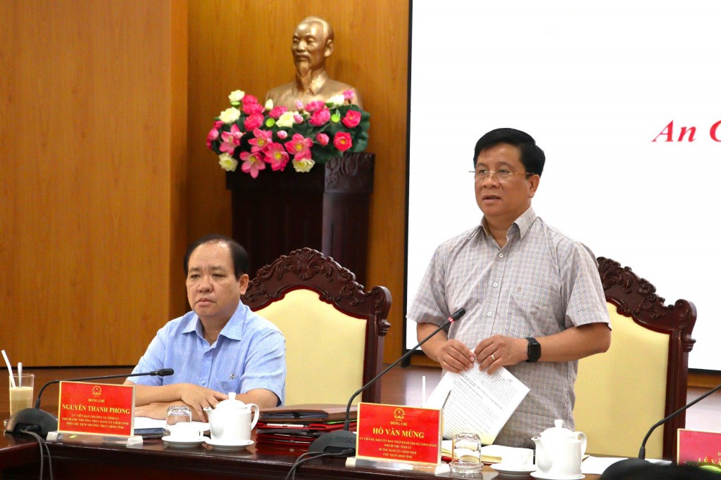 Chủ tịch UBND tỉnh An Giang Hồ Văn Mừng phát biểu chỉ đạo tại cuộc họp 