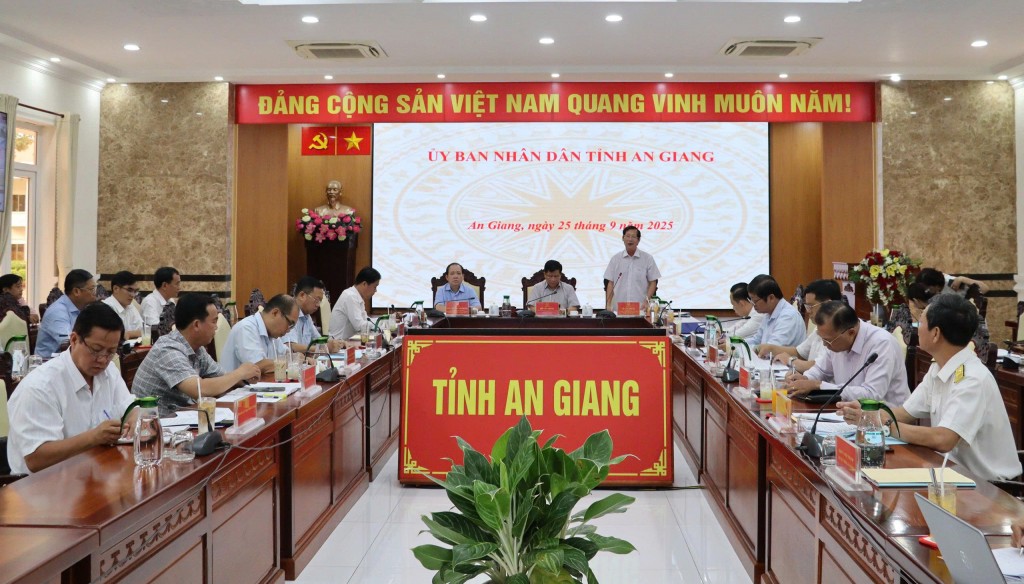 Quang cảnh cuộc họp