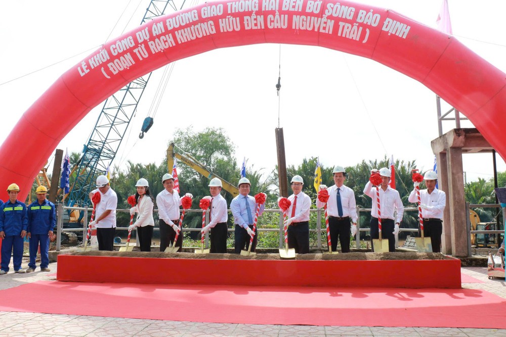 Dự án Đường giao thông hai bờ sông Bảo Định được khởi công, hưởng ứng phong trào thi đua “30 ngày tiến tới Đại hội Đảng bộ tỉnh Đồng Tháp”. Dự án Đường giao thông hai bờ sông Bảo Định được khởi công, hưởng ứng phong trào thi đua “30 ngày tiến tới Đại hội Đảng bộ tỉnh Đồng Tháp”.