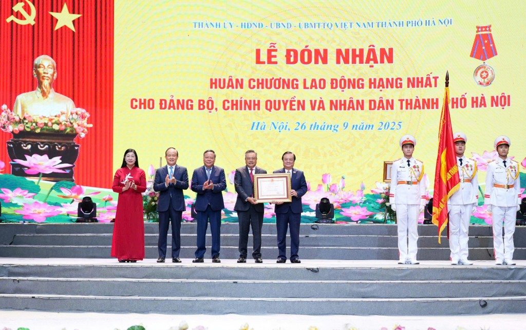 TP Hà Nội đón nhận Huân chương Lao động hạng Nhất