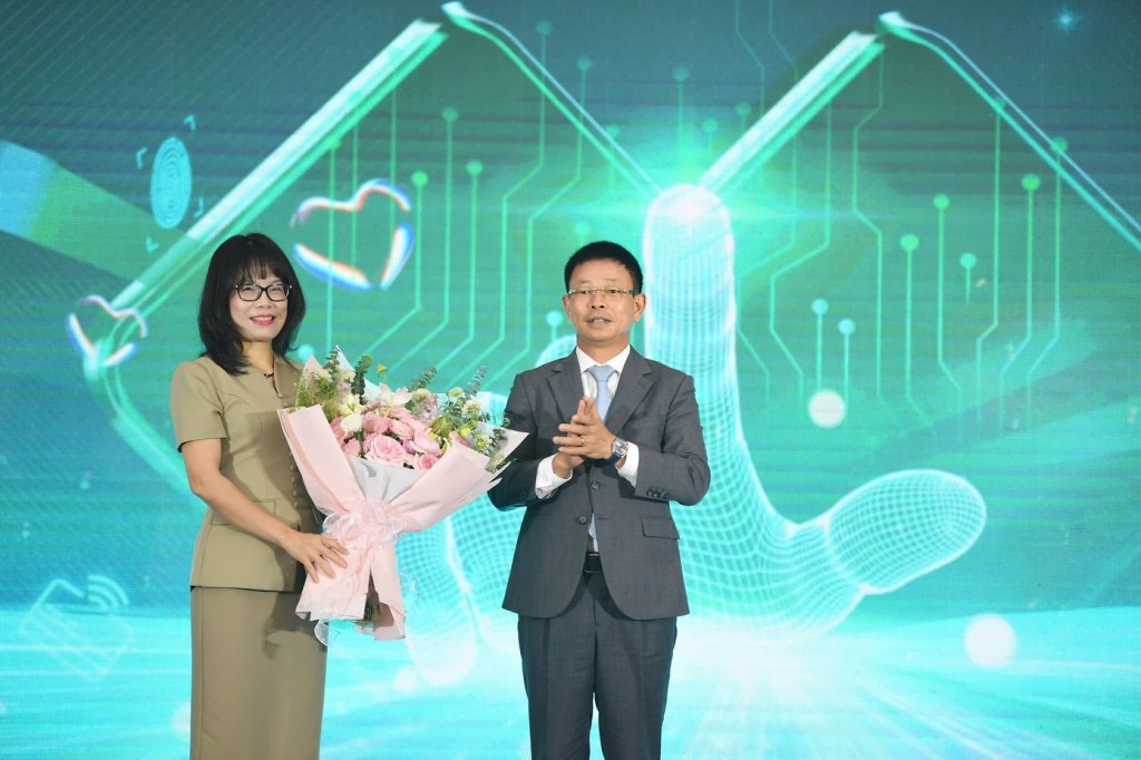 Nhà báo Phùng Công Sưởng - Tổng Biên tập báo Tiền Phong, đồng Trưởng Ban tổ chức Ngày thẻ Việt Nam năm 2025 tri ân Ngân hàng TMCP Ngoại thương Việt Nam (Vietcombank)