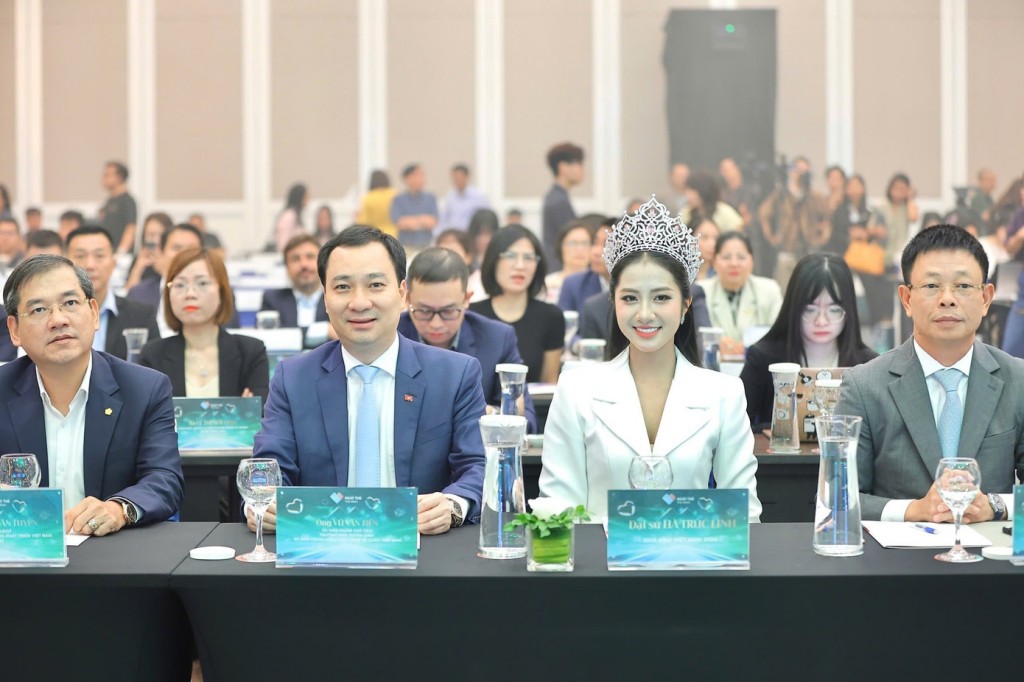 Các vị khách mời tham dự buổi họp báo