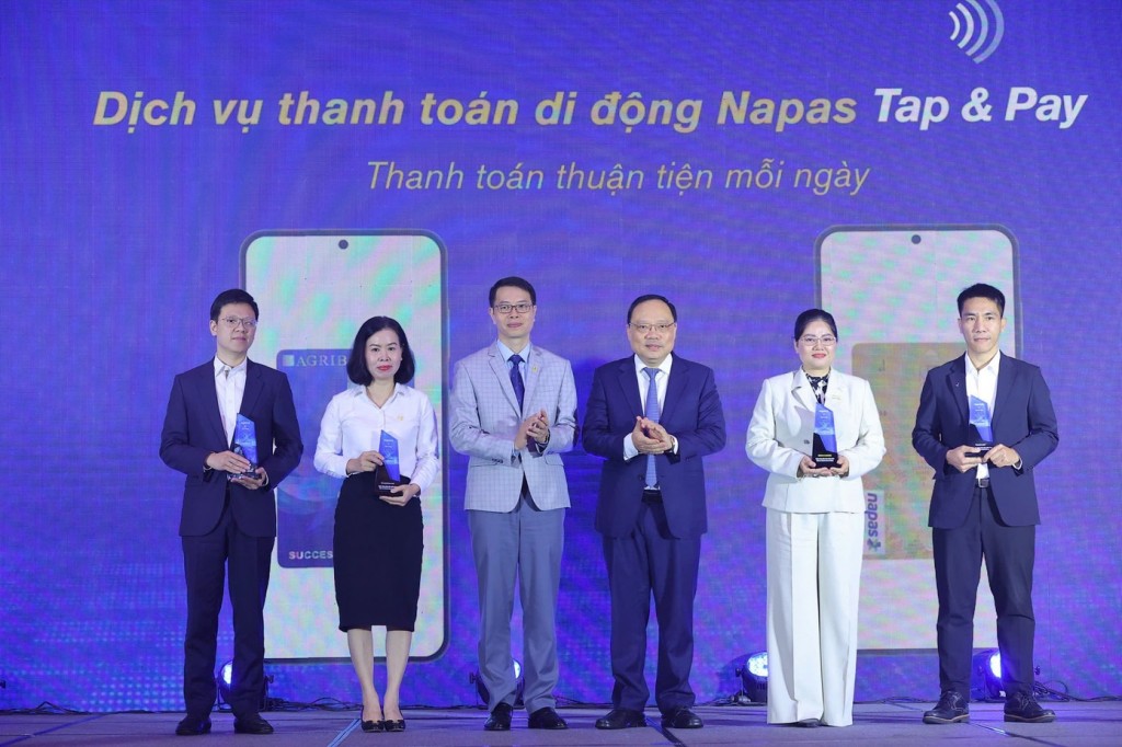 Ban tổ chức trao Kỷ niệm chương tặng NAPAS, Agribank, Vietinbank, Nam A Bank và Công ty Tài chính VietCredit