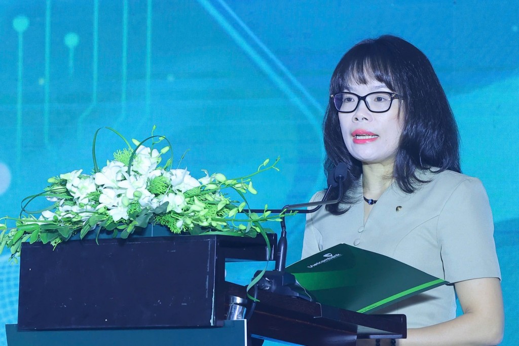 Bà Đoàn Hồng Nhung - thành viên Ban Điều hành, Giám đốc Khối Bán lẻ Ngân hàng TMCP Ngoại thương Việt Nam (Vietcombank) phát biểu tại buổi họp báo