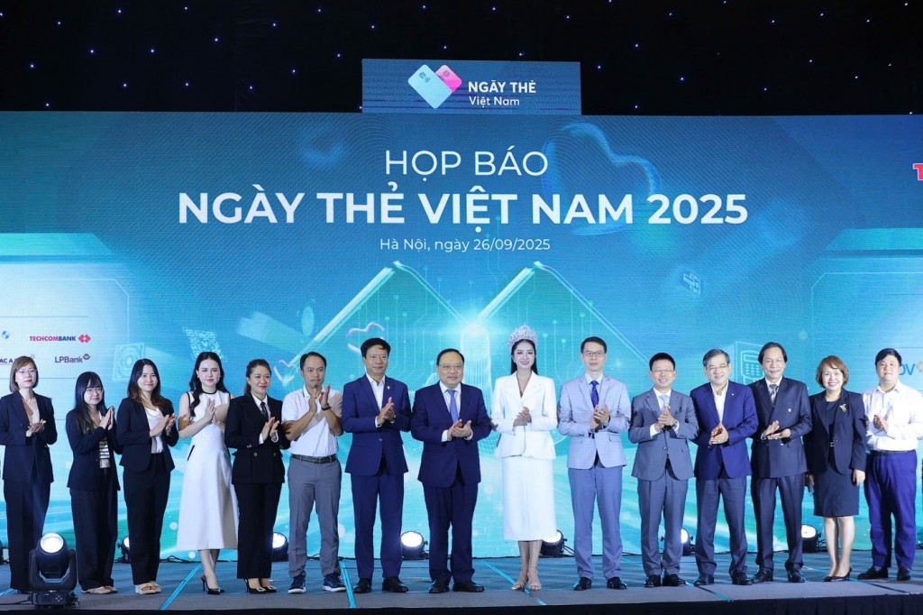 Ban tổ chức Ngày thẻ Việt Nam và các đại biểu, khách mời chụp ảnh lưu niệm tại buổi họp báo