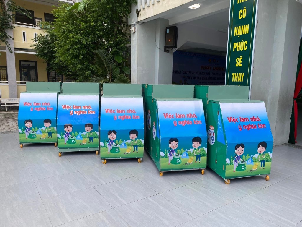 Chiếc xe Kế hoạch nhỏ do Thành đoàn Đà Nẵng trao tặng các trường được chia 3 ngăn riêng đựng 3 loại rác thải: Kim loại, sản phẩm từ nhựa và giấy