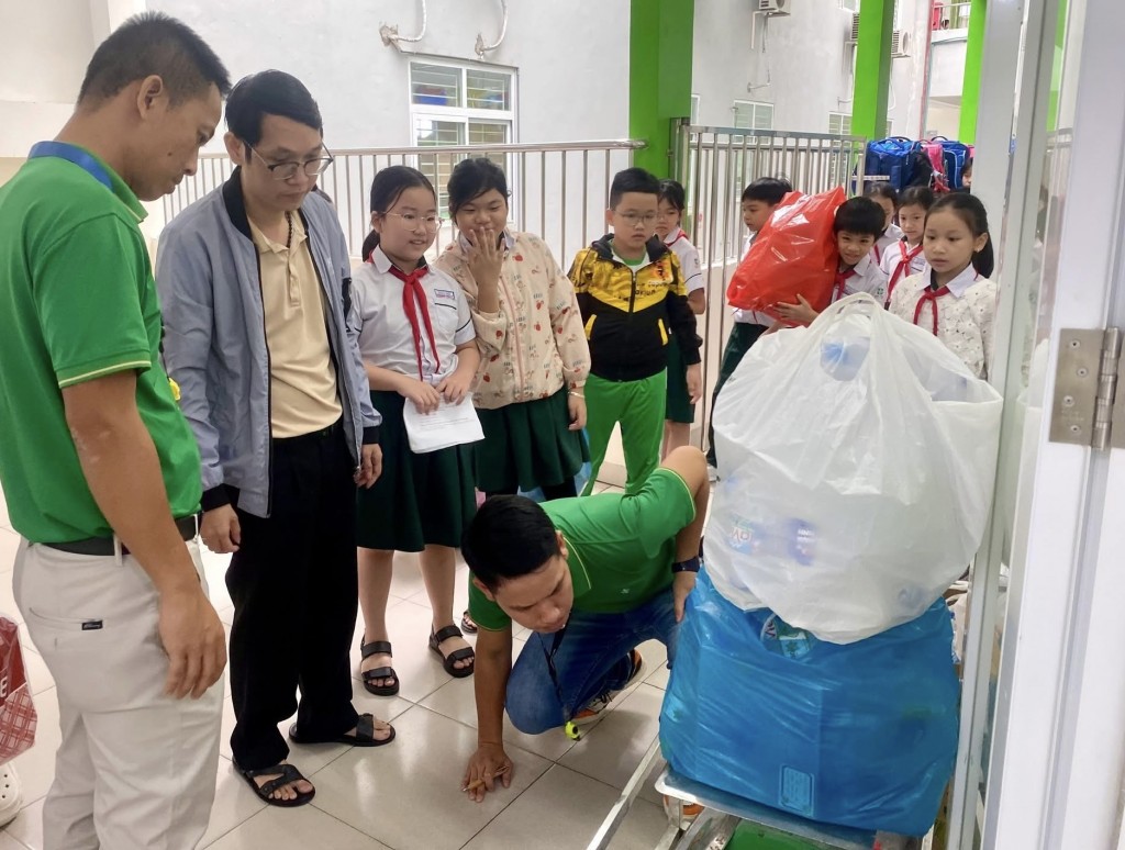Sau mỗi tuần, các thầy cô sẽ tiến hành thống kê, liên hệ cơ sở thu mua rác tài nguyên và quy đổi thành kinh phí để hỗ trợ hoạt động trao quà “Nụ cười hồng” cho các em học sinh có hoàn cảnh khó khăn 