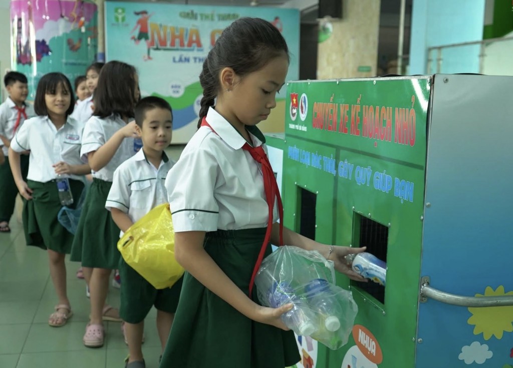 Các loại giấy lớn như thùng carton, chai nhựa đã qua sử dụng, nắp chai, hộp sữa đều được các thầy cô cùng các em học sinh phân loại 