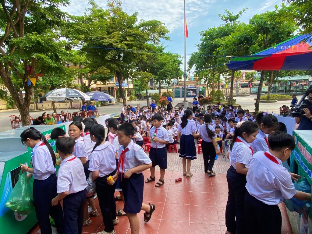 Thành đoàn Đà Nẵng tổ chức phát động mô hình “Chuyến xe Kế hoạch nhỏ – Phân loại rác thải gây quỹ giúp bạn” năm 2025 tại trường Tiểu học số 1 Hòa Tiến