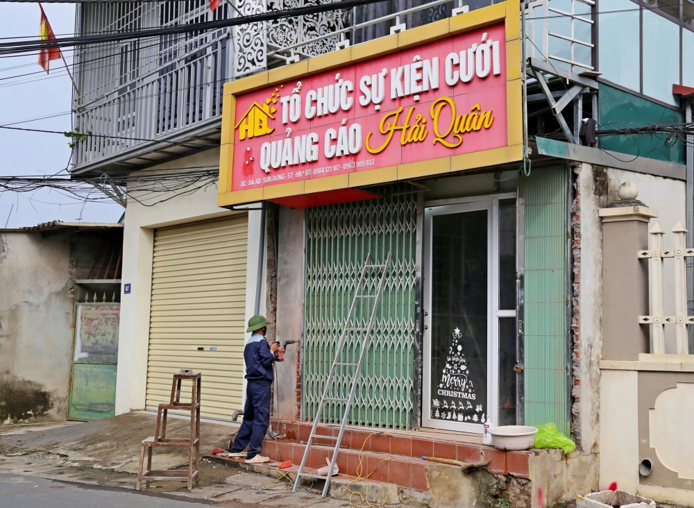 Hộ gia đình ông Lê Văn Quân tháo dỡ tài sản trên đất thu hồi để phục vụ thi công tỉnh lộ 418 Hộ gia đình ông Lê Văn Quân tháo dỡ tài sản trên đất thu hồi để phục vụ thi công tỉnh lộ 418