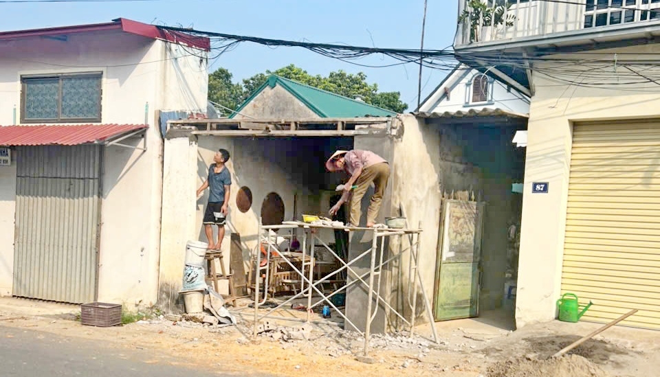 Hộ gia đình ông Phùng Văn Kỳ tháo dỡ tài sản trên đất thu hồi Hộ gia đình ông Phùng Văn Kỳ tháo dỡ tài sản trên đất thu hồi