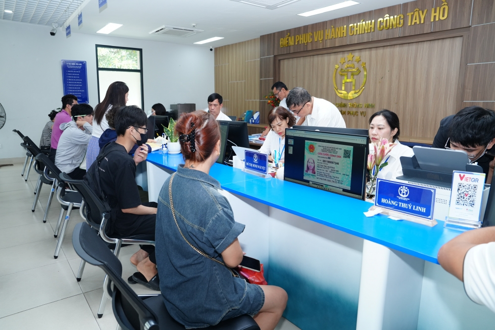 Người dân thực hiện dịch vụ công tại Điểm phục vụ hành chính công phường Tây Hồ