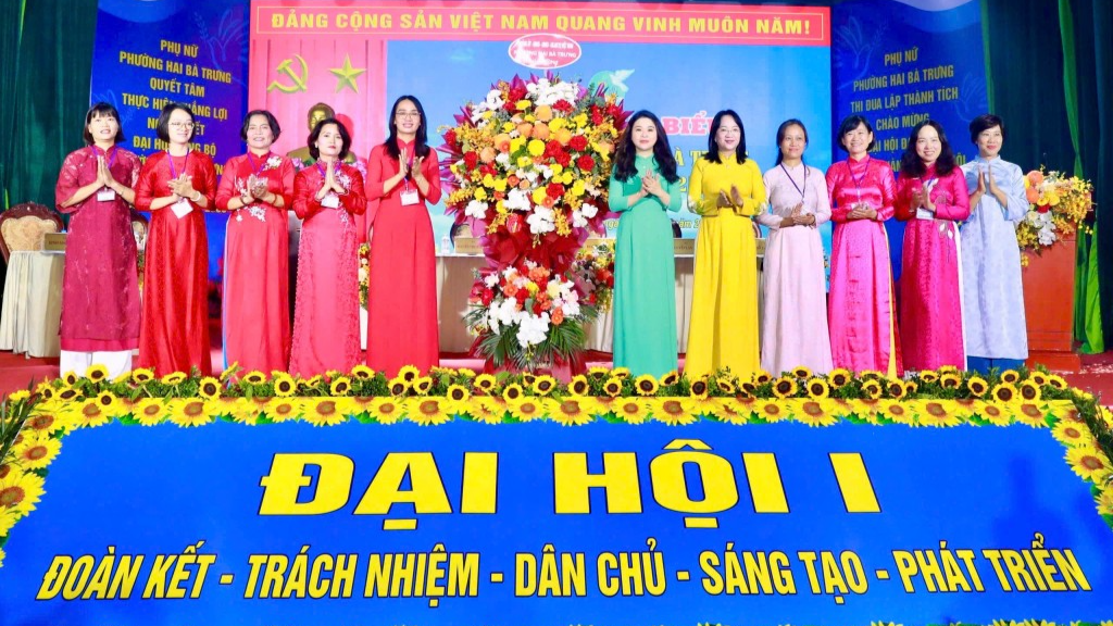 Lãnh đạo phường Hai Bà Trưng tặng hoa chúc mừng Đại hội