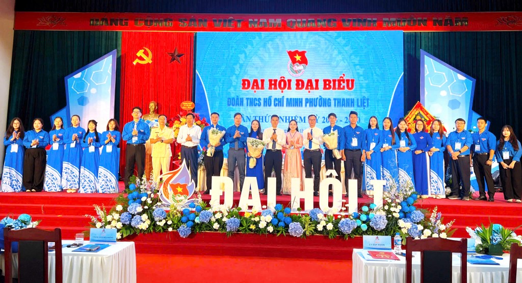 Các đồng chí lãnh đạo tặng hoa chúc mừng Ban Chấp hành
