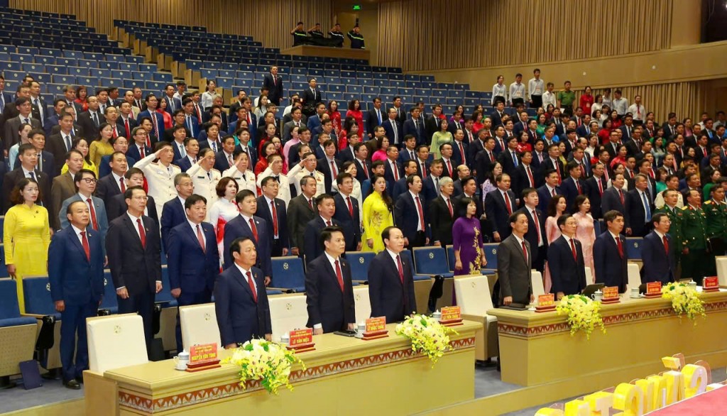 Các đại biểu làm lễ chào cờ Các đại biểu làm lễ chào cờ