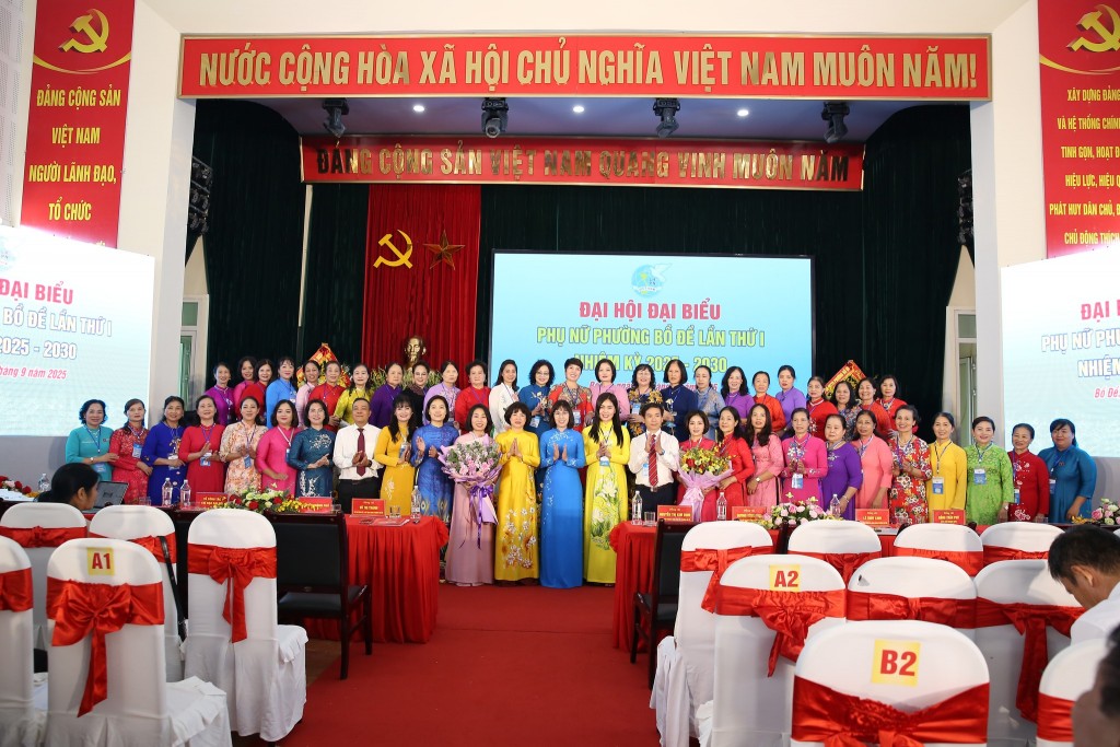 Các đại biểu Hội LHPN Hà Nội, phường Bồ Đề tặng hoa