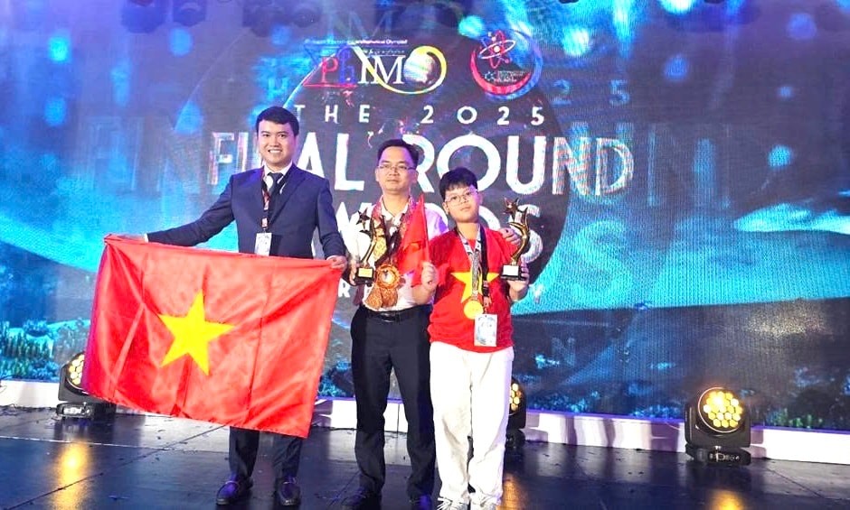 Em Hoàng Khôi William, giành Huy chương vàng và danh hiệu First Runner up (Á quân) cùng thầy Cai Việt Long, thầy Nguyễn Đăng Dũng tại lễ trao giải. Ảnh: BTC