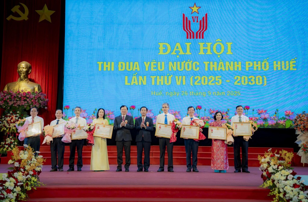 Lãnh đạo thành phố trao Huân chương lao động cho các tập thể và cá nhân