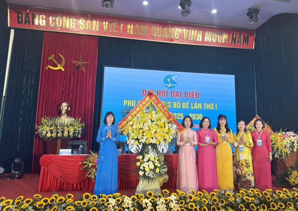 Đồng chí Nghiêm Thị Công, Phó Ban Công tác Phụ nữ, Hội LHPN Hà Nội tặng hoa chúc mừng Đại hội