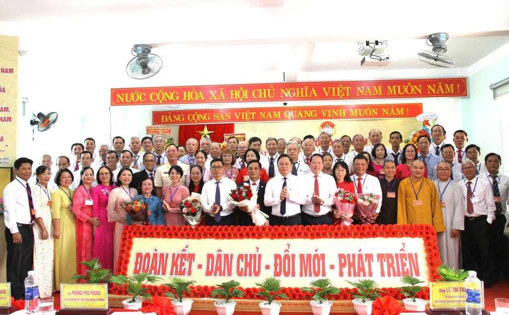 Lãnh đạo Ủy ban MTTQ Việt Nam TP Đà Nẵng tặng hoa chúc mừng tân Chủ tịch Ủy ban MTTQ Việt Nam phường An Hải Đặng Đình Hưởng Lãnh đạo Ủy ban MTTQ Việt Nam TP Đà Nẵng tặng hoa chúc mừng tân Chủ tịch Ủy ban MTTQ Việt Nam phường An Hải Đặng Đình Hưởng