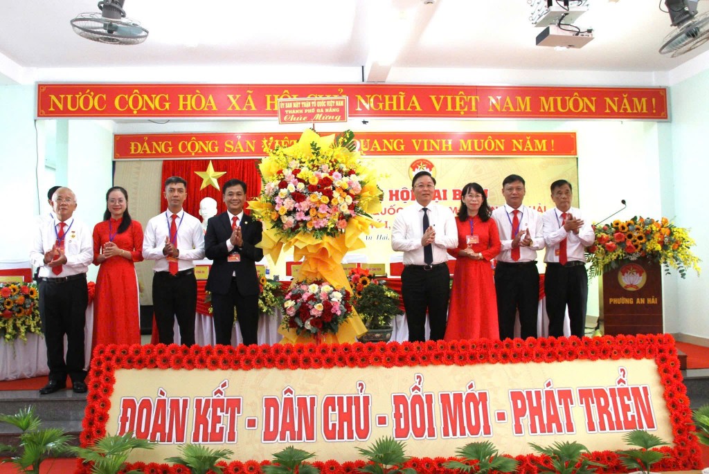 Chủ tịch Ủy ban MTTQ Việt Nam TP Đà Nẵng Lê Trí Thanh tặng hóa chúc mừng Đại hội đại biểu MTTQ Việt Nam phường An Hải lần thứ I, nhiệm kỳ 2025 - 2030 Chủ tịch Ủy ban MTTQ Việt Nam TP Đà Nẵng Lê Trí Thanh tặng hóa chúc mừng Đại hội đại biểu MTTQ Việt Nam phường An Hải lần thứ I, nhiệm kỳ 2025 - 2030