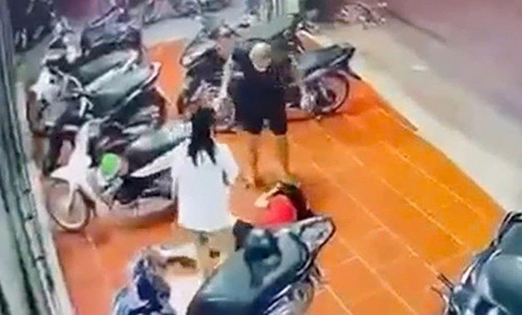 Camera ghi lại hình ảnh cô gái bị đánh dã man trước quán bi-a (Ảnh cắt từ clip)