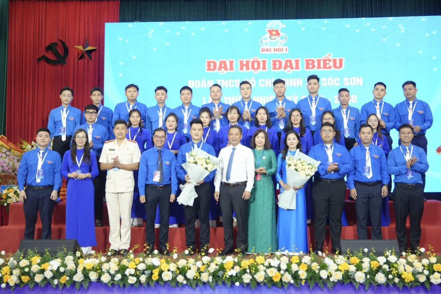 Các vị đại biểu tặng hoa chúc mừng Ban Chấp hành Đoàn xã Sóc Sơn nhiệm kỳ 2025 - 2030